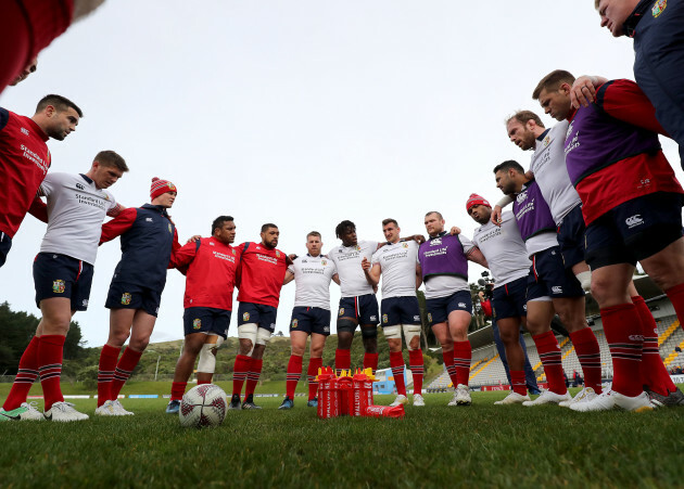 Sam Warburton talks to the team