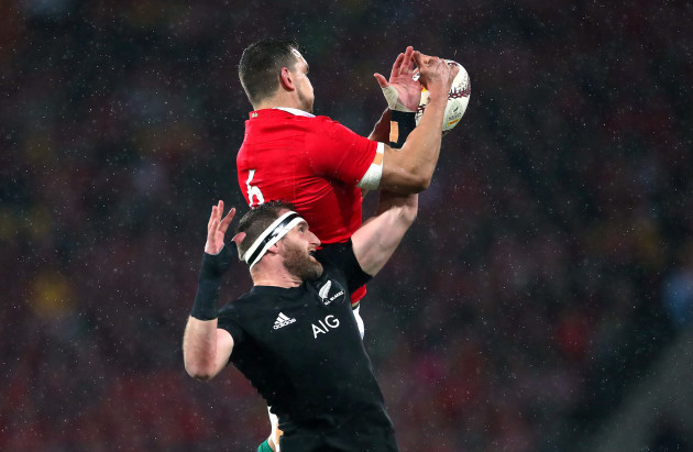 Sam Warburton with Kieran Read in the line-out