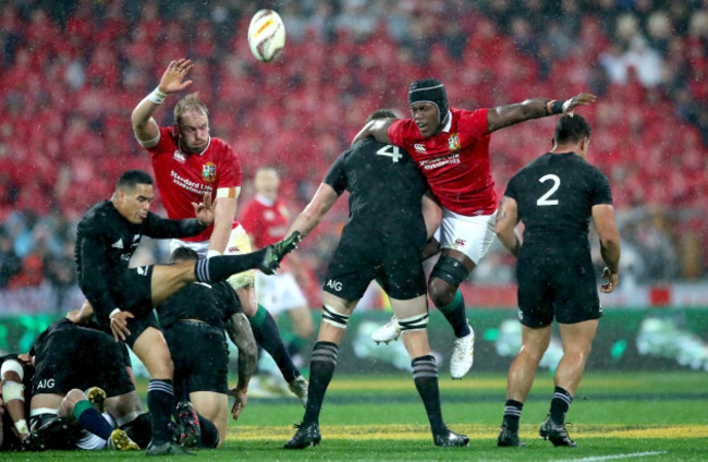 Alun Wyn Jones and Maro Otoje try to block Aaron Smith