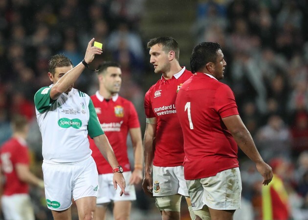 Jerome Garces shows a yellow card to Mako Vunipola