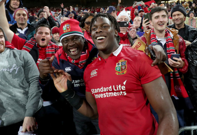 Maro Itoje celebrates winning with his family