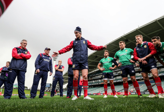 Jonathan Sexton talks to the squad