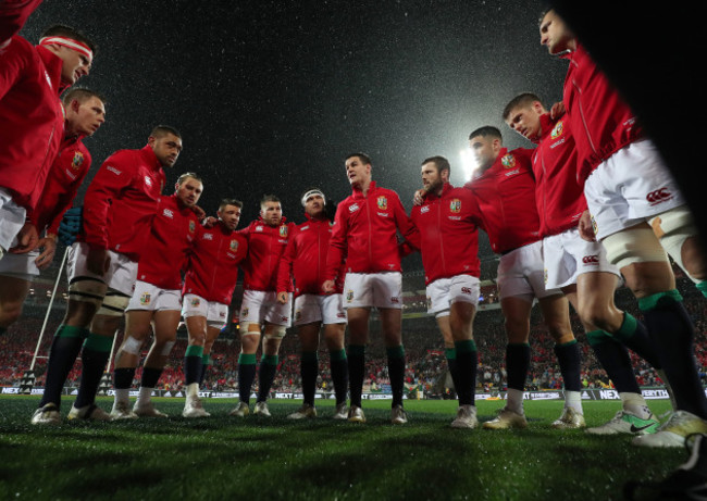 Jonathan Sexton speaks in the team huddle before kick off