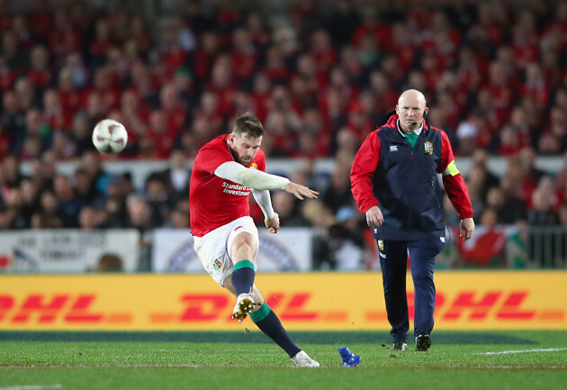 Elliot Daly kicks a penalty