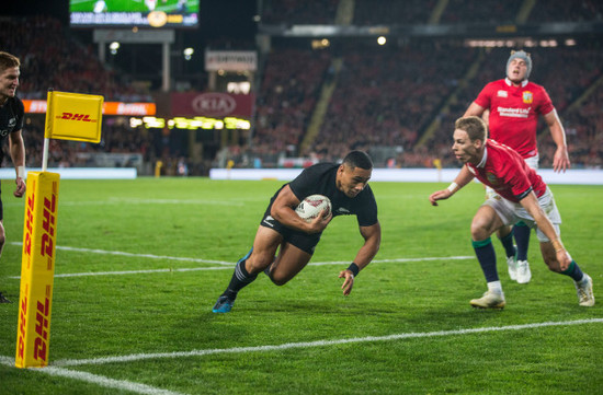 Ngani Laumape scores their first try