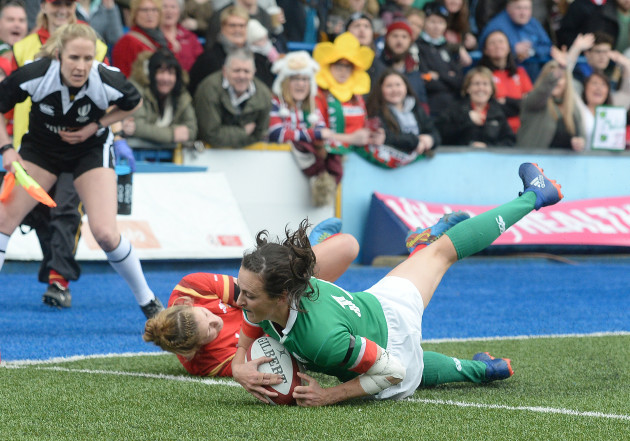 Hannah Tyrrell scores her side's second try