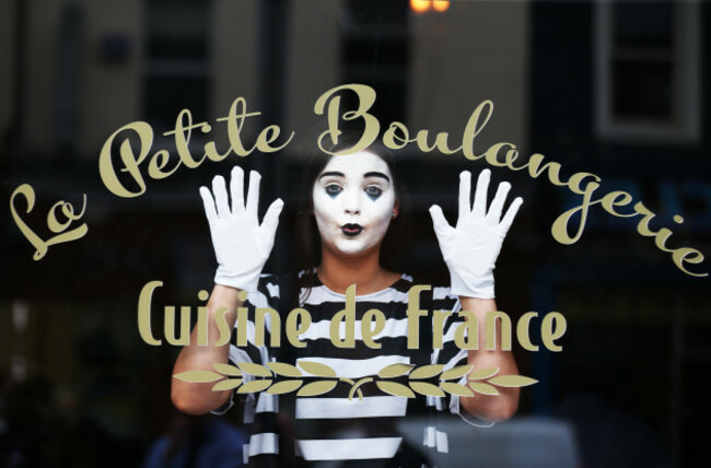 28  French Pop Up Cafe_90517384