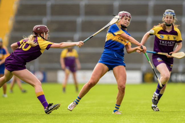 Emma Walsh attempts to block Megan Ryan