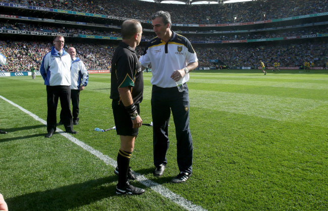 Jim McGuinness talks to referee Eddie Kinsella before the game