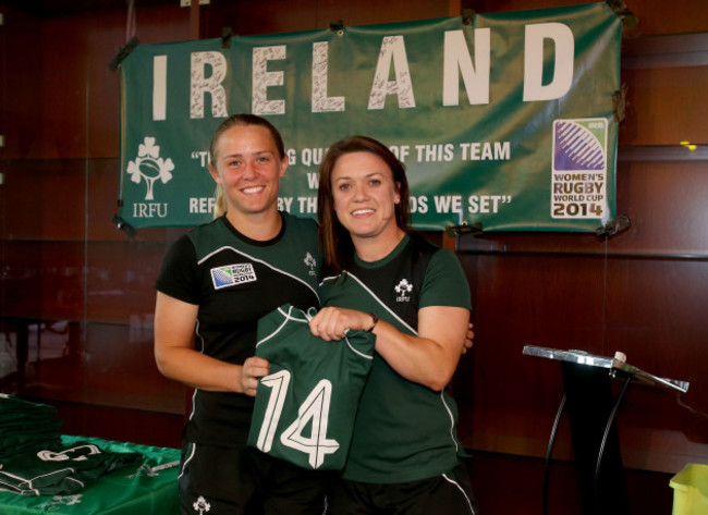 Lynne Cantwell presents the jersey to Ashleigh Baxter