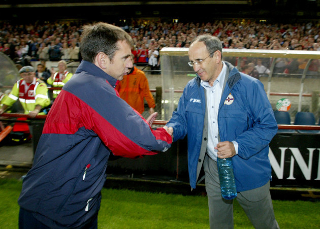 Pat Fenlon shakes hands with Javier Irureta