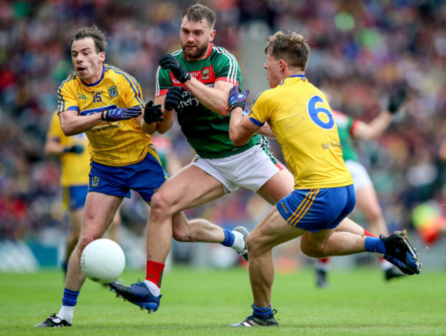 Niall Kilroy and Sean Mullooly with Aidan O’Shea