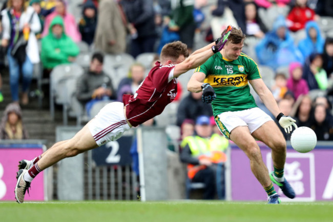 Eoghan Kerin blocks James O'Donoghue