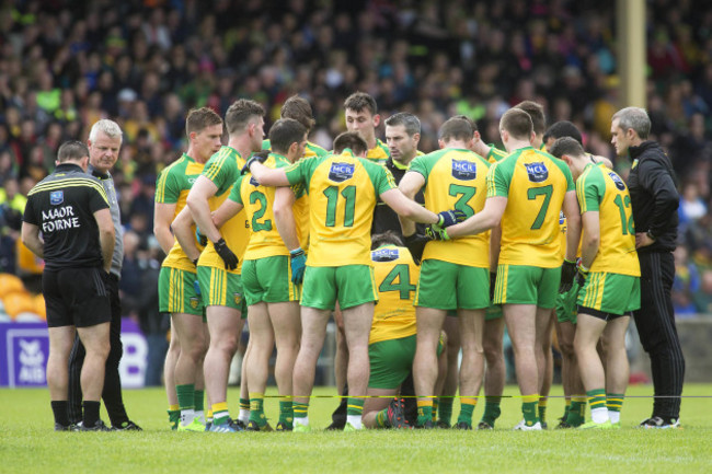 Rory Gallagher speaks to his players before throw in