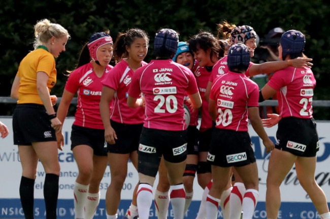 players celebrate a try by Honoka Tsutsumi