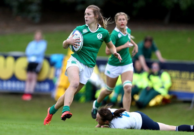 Aoife Doyle scores a try