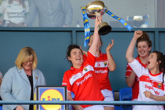Doireann O'Sullivan lifts the league trophy