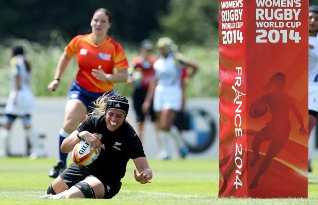 Eloise Blackwell scores a try