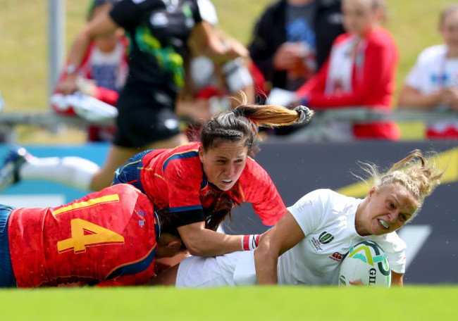 Kay Wilson scores a try despite the efforts of Maria Casado and Amaia Erbina