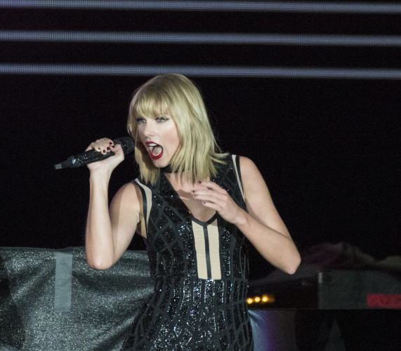 Taylor Swift Performs - Texas