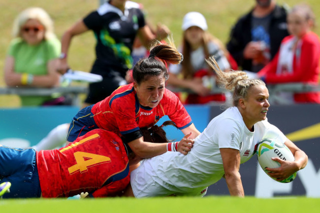 Kay Wilson scores a try despite the efforts of Maria Casado and Amaia Erbina