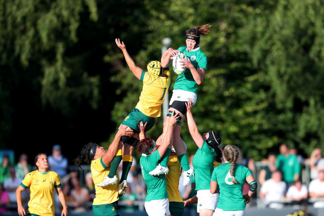 Marie Louise Reilly wins a line-out