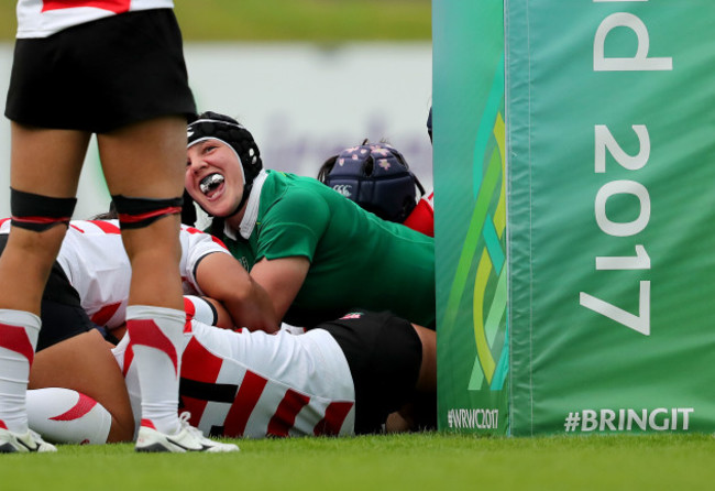 Paula Fitzpatrick celebrates scoring a late try