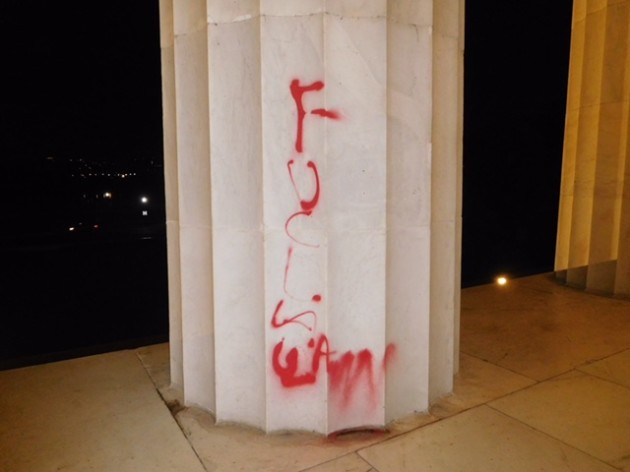 Lincoln-Memorial-graffiti-08