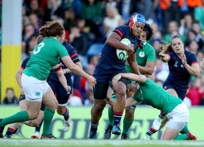 Safi N’Diaye is tackled by Lindsay Peat