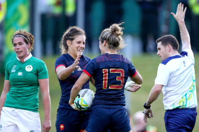 Caroline Ladagnous celebrates scoring a try with Annaelle Deshayes