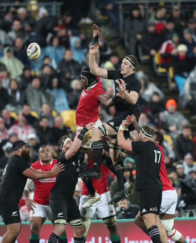 Maro Itoje and Brodie Retallick compete for a line-out