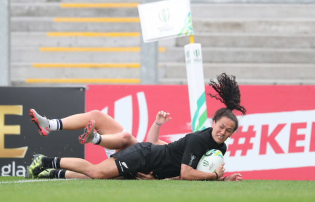 Portia Woodman scores her third try