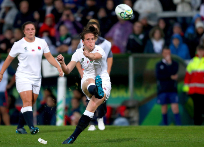 Emily Scarratt kicks a penalty