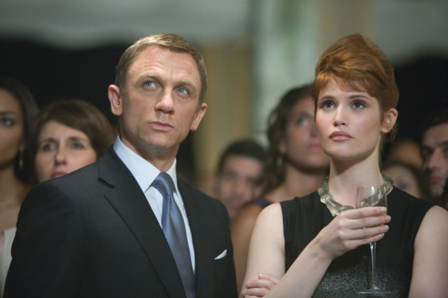James Bond (Daniel Craig) und Agentin Fields (Gemma Arterton) in einer Szene...