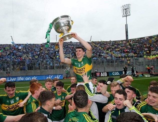 Mark O'Connor celebrates with the trophy