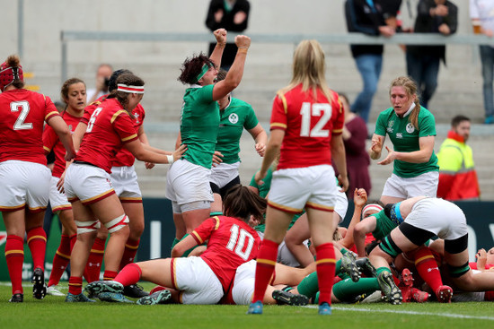 Lindsay Peat celebrates Paula Fitzpatrick's try