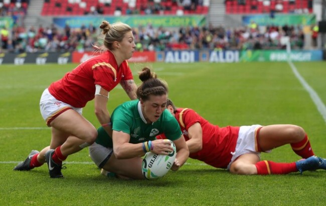 Katie Fitzhenry scores a try