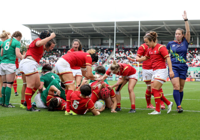 Carys Phillips scores a try