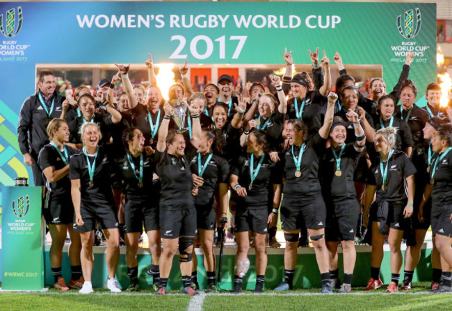 Fiao'o Faamausili lifts the Women's Rugby World Cup