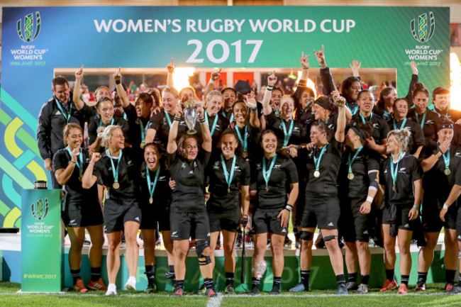 Fiao'o Faamausili lifts the Women's Rugby World Cup