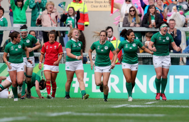 Lindsay Peat celebrates her try