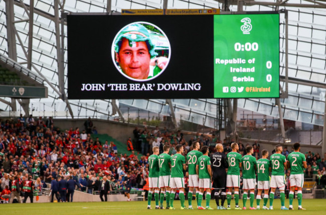 reland players observe a minutes applause for late Ireland fan John 'The Bear' Dowling