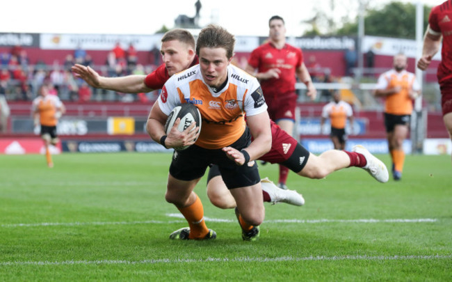 William Small-Smith scores a try