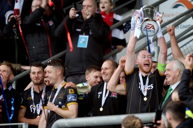 Chris Shields lifts the trophy 16/9/2017