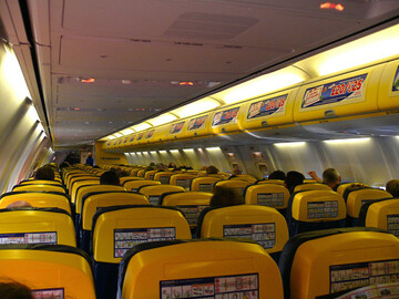 1280px-Ryanair_B737-800_Cabin