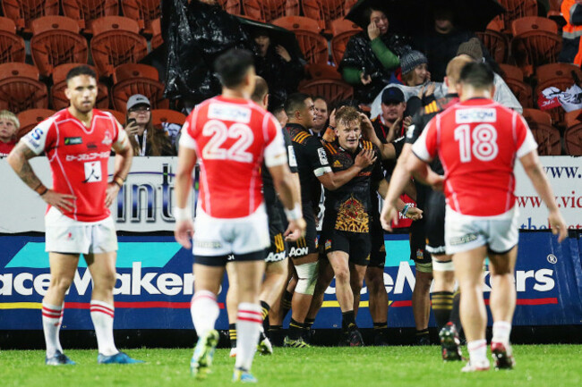 Damian McKenzie celebrates his try with his teammates