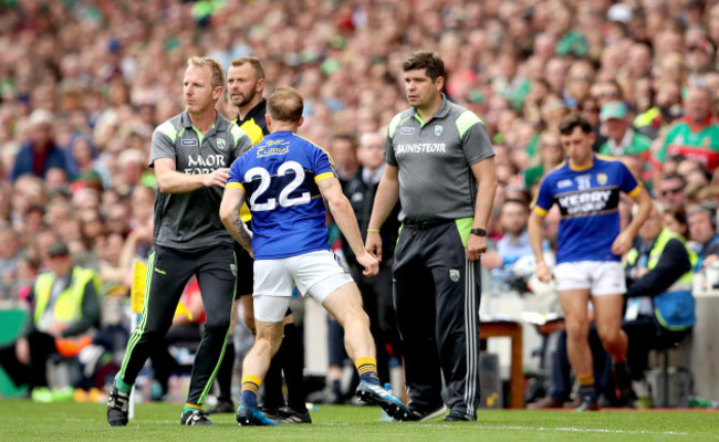 Darran O'Sullivan argues with the assistant referee after being black carded