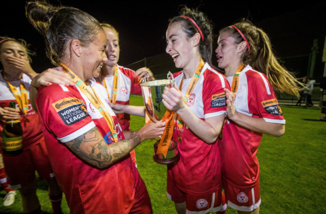 Pearl Slattery, Roma McLaughlin and Jaime Finn celebrate with The Continental Tyres WNL League Cup