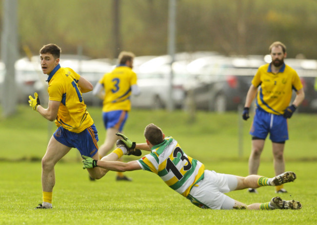 Conor Gleeson escapes the tackle of Chris OÕDonovan