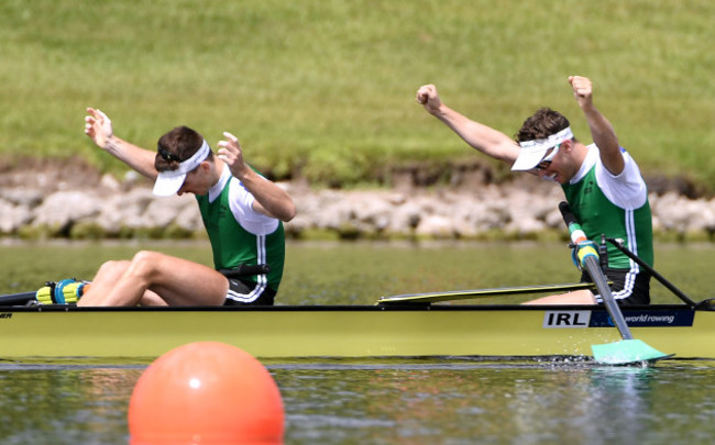 Mark O'Donovan and Shane O'Driscoll celebrate winning gold